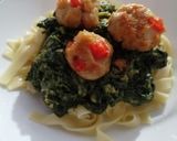 Tagliatelle z sosem szpinakowym i pulpecikami krok przepisu 2 zdjęcie