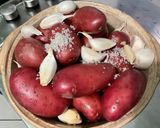 Une image de l'étape 4 de Pommes de terre au diable, ail confit et herbes aromatiques.