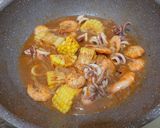 Foto langkah ke 6 dari resep Seafood Tumpah Pedas Manis.