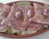 Foto del paso 2 de la receta Chuletas de cerdo asadas en cama de patatas y cebollas especiadas