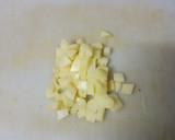 Foto del paso 1 de la receta: Tortilla de papas con cebolla y puerro sofrito y ensalada