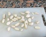 Foto del paso 1 de la receta: Ajos en aceite y albahaca