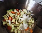 Foto langkah ke 4 dari resep Tumis kembang kol, wortel, buncis dan ayam.