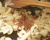 Foto del paso 4 de la receta: Champiñones con jamón serrano, cebolla y pesto de perejil
