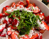 Foto del paso 3 de la receta: Ensalada de fresas, vinagre balsámico y albahaca