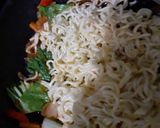 Foto langkah ke 8 dari resep Mie Telur/Mie Kuning Goreng Pedas Non MSG (Aman Untuk Ibu Hamil).