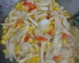 Foto langkah ke 4 dari resep Tumis Jamur Tiram Jagung Pedas.