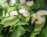 Foto del paso 10 de la receta: Merluza en salsa de pimientos con gambas y espinacas