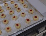 Foto langkah ke 5 dari resep Strawberry thumbprint cookies 🍓🍓🍓.