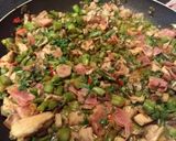 Foto del paso 6 de la receta: Salteado de pollo, espárragos, champiñones y panceta