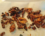 Foto del paso 5 de la receta: Tostas de pechuga de pavo y queso brie con cebolla, nueces y piñones caramelizados