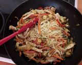 Pikáns csirke wokban rizstésztával recept fázis 4 fotója