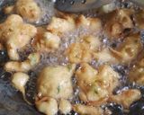 A picture of step 3 of Kanda bhajiya.