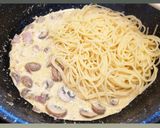 Tejszínes-gombás spagetti fekete-erdei sonkával recept fázis 4 fotója