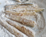 Foto del paso 3 de la receta: Palitos de calabacín en tempura a la miel