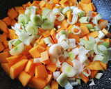 Foto del paso 1 de la receta: Crema de calabaza dulce y puerros