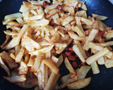 Foto del paso 1 de la receta: Revuelto de papas con chorizo y piquillos