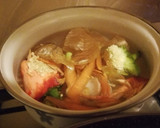 Foto del paso 2 de la receta: Caldo de las pieles de dos pimientos, cebolla y zanahoria