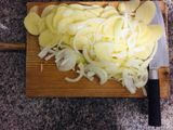Patatas con cebolla al horno y huevos (casi) hervidos