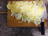 Patatas con cebolla al horno y huevos (casi) hervidos