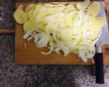 Foto del paso 1 de la receta: Patatas con cebolla al horno y huevos (casi) hervidos