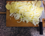 Foto del paso 1 de la receta: Patatas con cebolla al horno y huevos (casi) hervidos