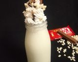 A picture of step 4 of KitKat Vanilla ThickShake.
