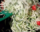 Foto del paso 3 de la receta: Espaguetis de calabacín salteados con pesto de aguacate