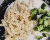 A picture of step 8 of Broccoli pasta in white garlic sauce.