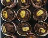 Foto langkah ke 8 dari resep Choco Banana Muffin.