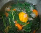 Foto langkah ke 4 dari resep Sayur Bening Bayam jagung.