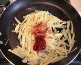 A picture of step 4 of Pan-fried potato shreds with Korean chilli paste.