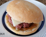 Foto del paso 6 de la receta: Hamburguesa casera Tex-mex con cebolla caramelizada y queso