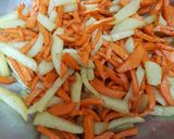 Foto langkah ke 2 dari resep Sambal Goreng TKW (Tempe, Kentang, Wortel).