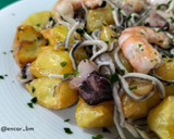 Foto del paso 8 de la receta: Salteado de patatas con calamar, langostinos y gulas al ajillo