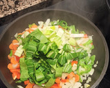 Foto del paso 3 de la receta: Pak Choi con atún, pimientos, zanahoria y patatas