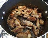 Foto del paso 3 de la receta: Costillas de puerco en chile pasilla