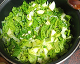 Foto del paso 1 de la receta: Sopa de lechuga con albóndigas de pan
