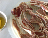 Foto del paso 4 de la receta: Chuletitas de cordero con ensalada de pan y huevo