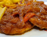 Foto del paso 7 de la receta: Filetes de cerdo en salsa de tomate y pimientos con patatas