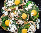 Foto del paso 2 de la receta: Tostas horneadas con espinaca, huevo y queso feta