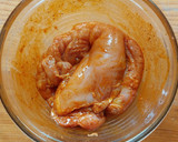 Foto del paso 2 de la receta: Pollo con papas y pimiento morrón en la freidora de aire