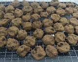 Gambar langkah 5 resipi Biskut Mix coklat chip & badam.