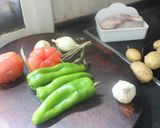 Foto del paso 1 de la receta: Pollo al horno con patatas, tomate, cebolletas y ajo