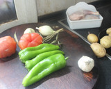 Foto del paso 1 de la receta: Pollo al horno con patatas, tomate, cebolletas y ajo