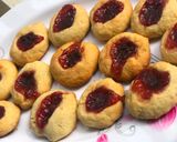 A picture of step 5 of Strawberry jam cookies.