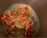 Foto del paso 2 de la receta: Contramuslos de pollo con salsa de patata y zanahoria