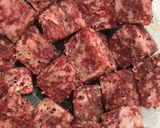 Foto langkah ke 2 dari resep Garlic Butter Saikoro Beef.