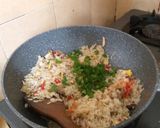 Foto langkah ke 7 dari resep Nasi goreng teri sawi putih.