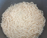 Foto del paso 3 de la receta: Noodles con verduras, gambas y almendras